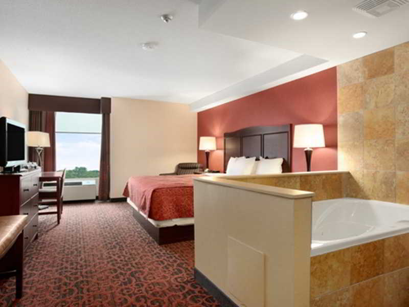 Ramada By Wyndham Niagara Falls/Fallsview Pokój zdjęcie