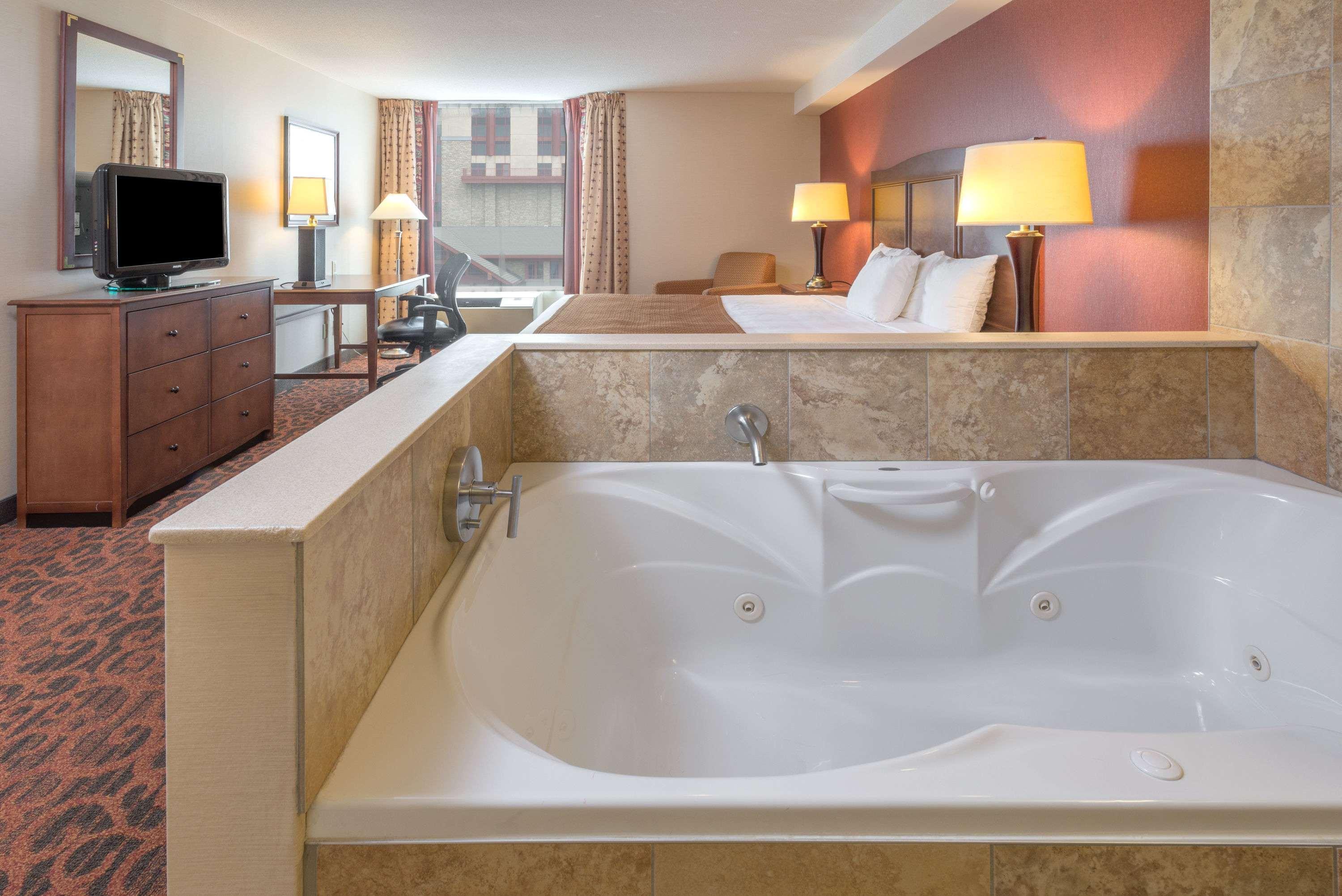 Ramada By Wyndham Niagara Falls/Fallsview Zewnętrze zdjęcie