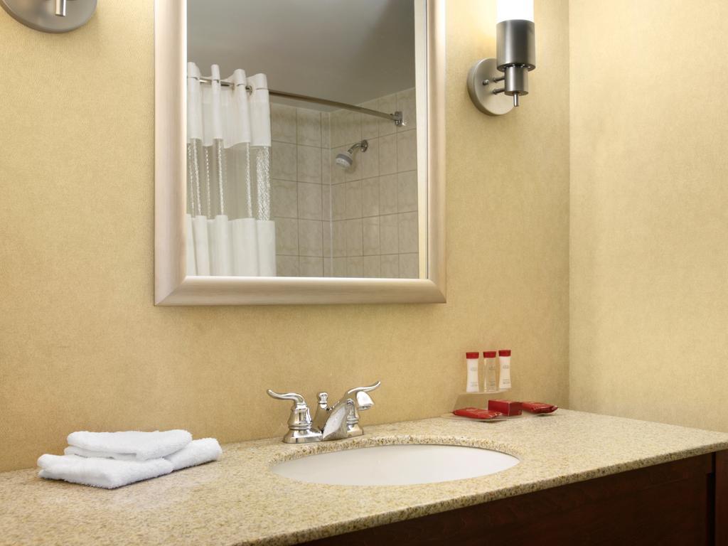 Ramada By Wyndham Niagara Falls/Fallsview Pokój zdjęcie