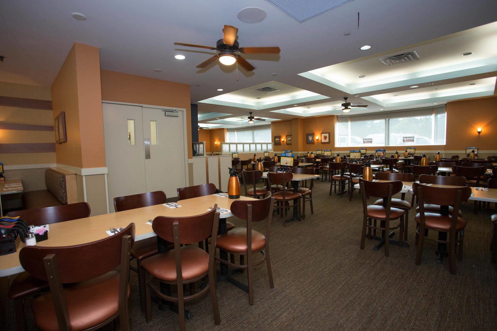 Ramada By Wyndham Niagara Falls/Fallsview Zewnętrze zdjęcie