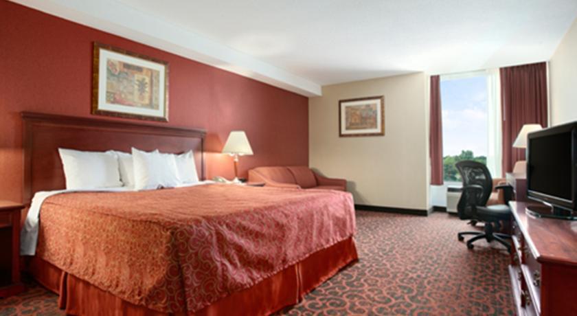 Ramada By Wyndham Niagara Falls/Fallsview Pokój zdjęcie